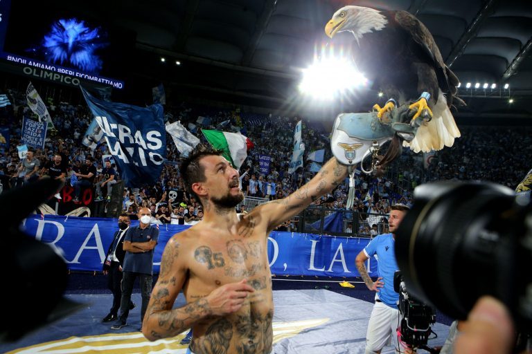 ROME, ITALY - SEPTEMBER 26: Francesco Acerbi of SS Lazio greets the fans and celebrates the victory ,during the Serie A match between SS Lazio and AS Roma at Stadio Olimpico on September 26, 2021 in Rome, Italy. (Photo by MB Media) ROME, ITALY - SEPTEMBER 26: Francesco Acerbi of SS Lazio greets the fans and celebrates the victory ,during the Serie A match between SS Lazio and AS Roma at Stadio Olimpico on September 26, 2021 in Rome, Italy. (Photo by MB Media)