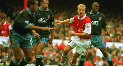 Dennis Bergkamp driver bollen.