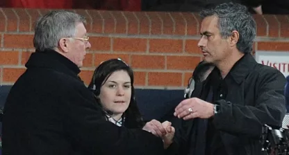 Sir Alex Ferguson och José Mourinho skakar hand.