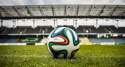 Fotboll på gräset.