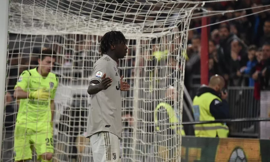 Moise Kean firar ett mål genom att tysta fansen.