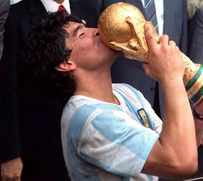 Maradona med VM-pokalen
