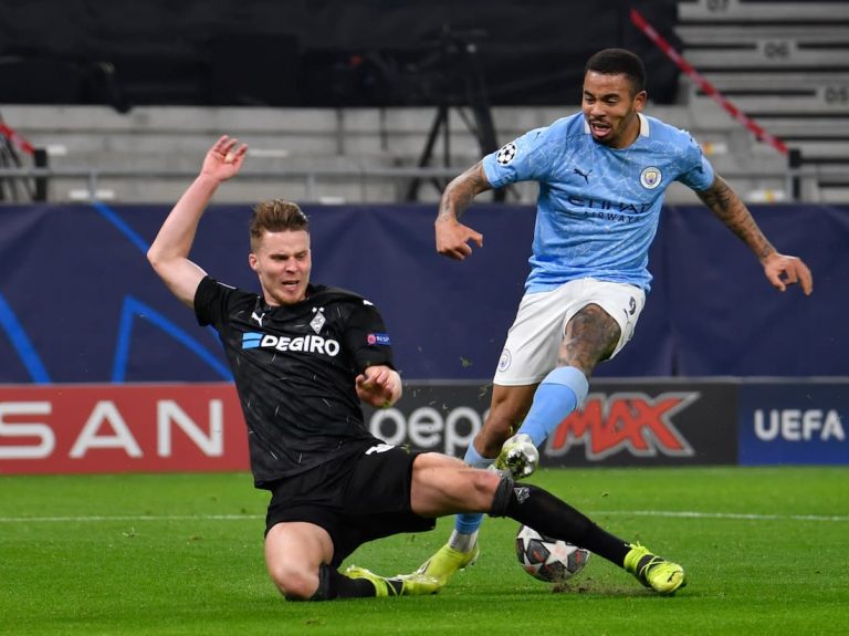 Raheem Sterling ställs mot tyskt motstånd under tisdagens Champions League.