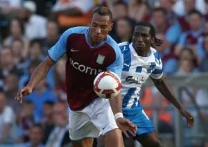Djemba Djemba spelade i fyra år för danska OB i den blåvita tröjan. Här i duell med John Carew i Aston Villa,