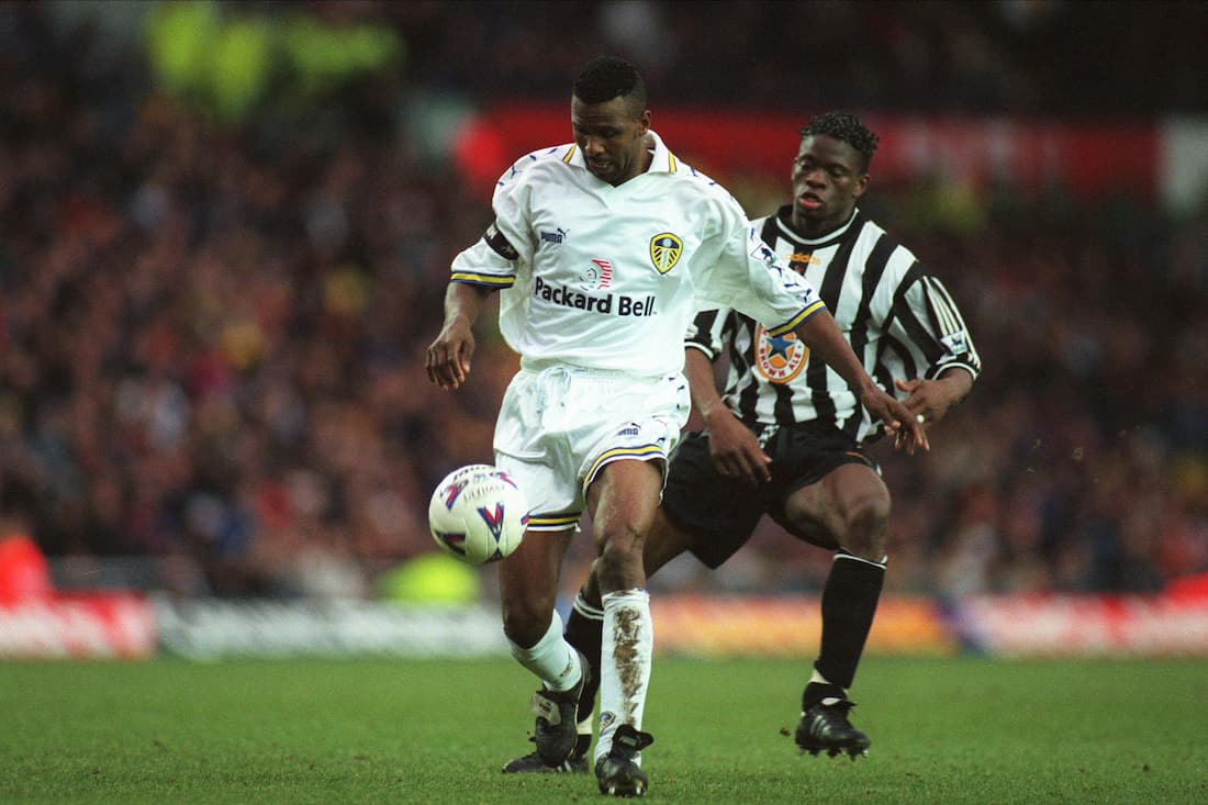 Radebe i Leeds tröja mot Newcastle United i Premier League.