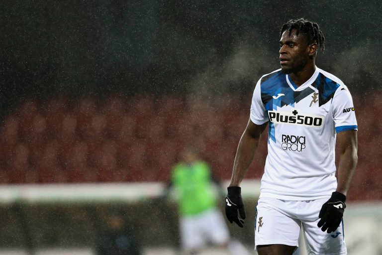 Atalanta's Colombian striker Duvan Zapata looks during the Serie A football match Benevento vs Atalanta BC Atalanta's Colombian striker Duvan Zapata looks during the Serie A football match Benevento vs Atalanta BC