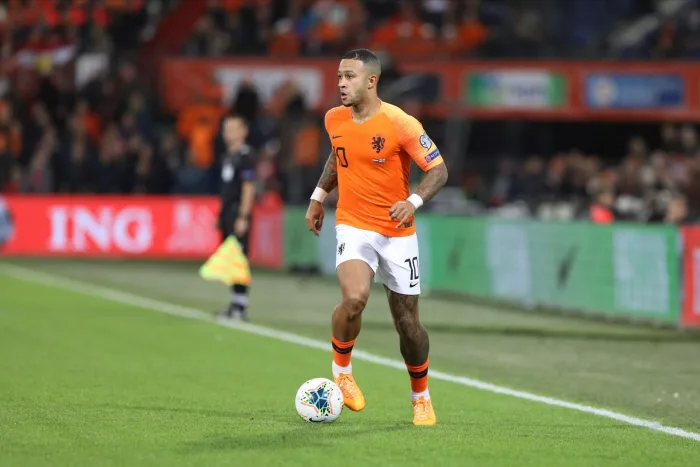 Stadion Feijenoord, Rotterdam, Netherlands. 10th Oct, 2019. European Championships 2020 Qualifier, Netherlands versus Northern Ireland; Netherland's Memphis Depay looks to cross the ball - Editorial Use Credit: Action Plus Sports/Alamy Live News Holland Österrike speltips