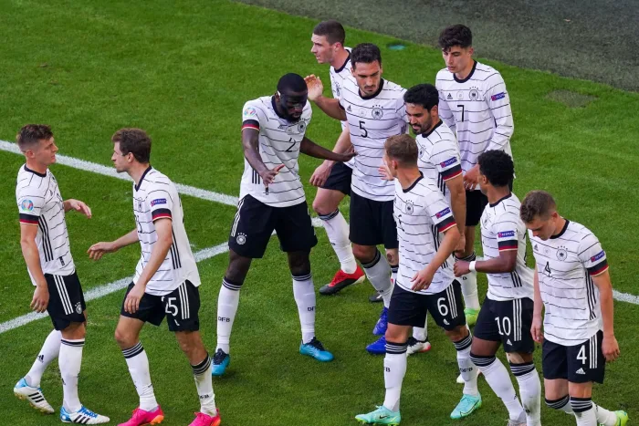 MUNCHEN, GERMANY - JUNE 19: Matthias Ginter of Germany, Joshua Kimmich of Germany, Robin Gosens of Germany, Thomas Muller of Germany, Serge Gnabry of Germany and Kai Havertz of Germany celebrating after Ruben Dias of Portugal made an own goal during the U England – Tyskland, 29/6: speltips & odds (EM)