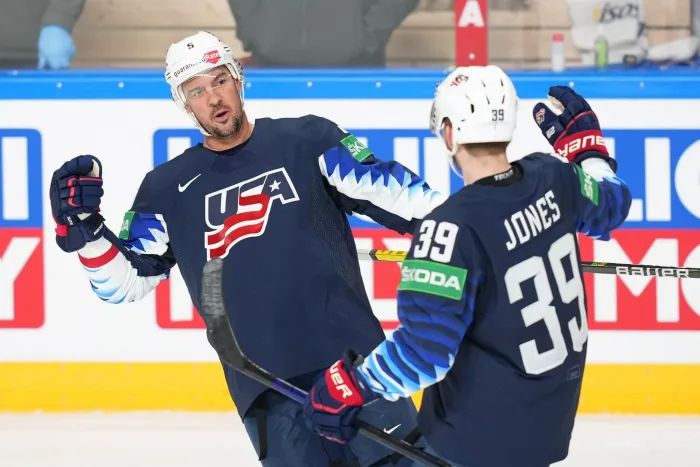 Riga, Arena Riga, Latvia. 25th May, 2021. vs Kazakhstan (2021 IIHF Ice Hockey World Championship), #5 Adam Clendening (United States) open the scores for Team USA and celebrates with #39 Zac Jones (United States) (Switzerland/Croatia OUT) Credit: SPP Spor USA – Slovakien, 3/6: Speltips & stream (Hockey VM)