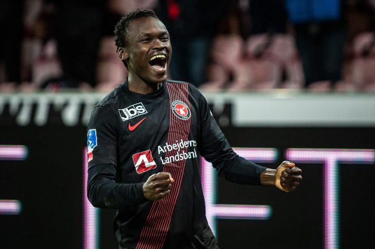 Herning, Denmark. 22nd, April 2021. Pione Sisto (7) of FC Midtjylland celebrates the victory with the fans after the 3F Superliga match between FC Midtjylland and FC Copenhagen at MCH Arena in Herning. (Photo credit: Gonzales Photo - Morten Kjaer). Herning, Denmark. 22nd, April 2021. Pione Sisto (7) of FC Midtjylland celebrates the victory with the fans after the 3F Superliga match between FC Midtjylland and FC Copenhagen at MCH Arena in Herning. (Photo credit: Gonzales Photo - Morten Kjaer).