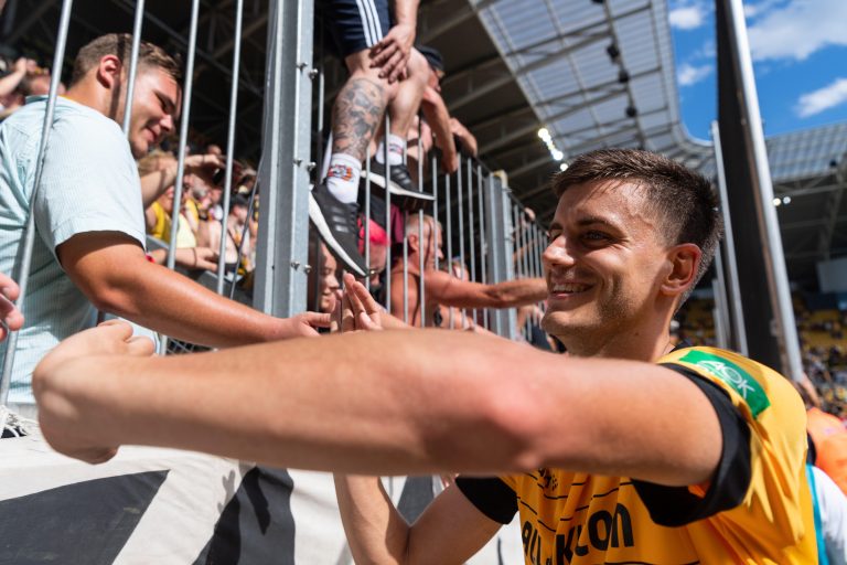 Dresden, Germany. 18th Aug, 2019. Soccer: 2nd Bundesliga, SG Dynamo Dresden - 1st FC Heidenheim, 3rd matchday, in the Rudolf Harbig Stadium. Dynamos Alexander Jeremejeff claps his hands after the victory with the fans. Credit: Robert Michael/dpa-Zentralbi