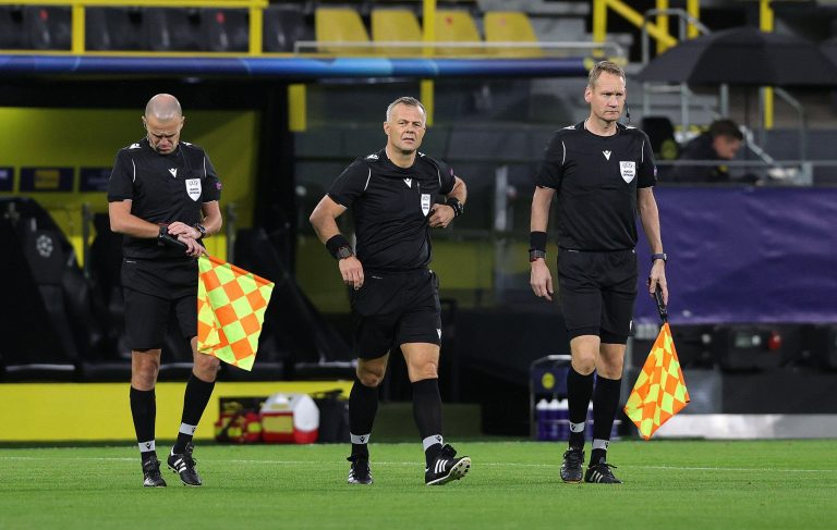 firo: 28.10.2020 Football, UEFA Champions League, CL, CHL, 2020/2021 season, 2nd matchday, Group F BVB, Borussia Dortmund - Zenit St.Petersburg 2: 0 The referee team, in the withte Bjorn Kuipers (NED) | usage worldwide