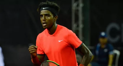 Elias Ymer vidare i Båstad efter en svängig långkörare