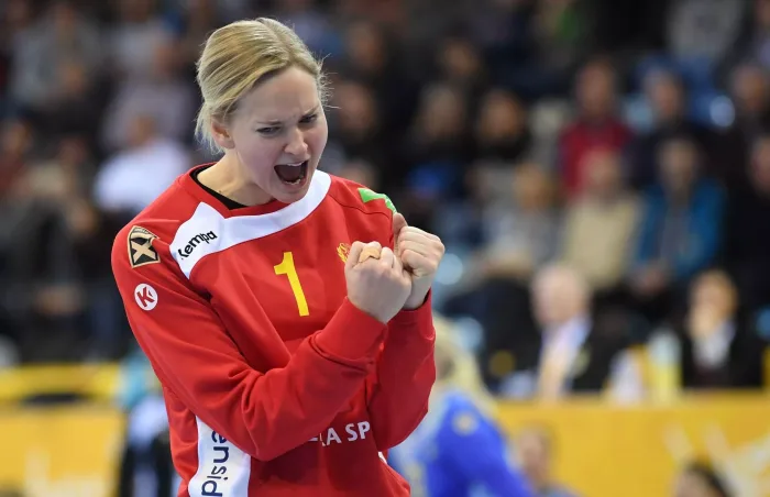 Bietigheim-Bissingen, Germany. 05th Dec, 2017. Sweden's goalkeeper Johanna Bundsen celebrates after a blocked penalty throw during the World Women's Handball Championship match between Sweden and Czech Republic in the EgeTrans Arena in Bietigheim-Bissinge Frankrike damer – Sverige damer, 6/8: Speltips & stream
