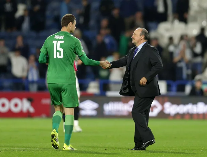 Huddersfield, West Yorkshire, UK. 24th August 2021; The John Smith's Stadium, Huddersfield, West Yorkshire, England, EFL Cup football, Huddersfield Town versus Everton; Everton Manager Rafa Benitez shakes hands with goalkeeper Asmir Begovic Credit: Action QPR – Everton, 21/9: Speltips & stream
