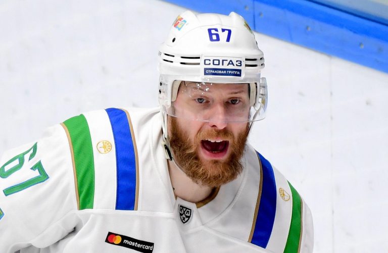 Vladivostok, Russia. 31st Jan, 2020. VLADIVOSTOK, RUSSIA - JANUARY 31, 2020: Salavat Yulayev Ufa's Linus Omark celebrates victory in a 2019/2020 KHL Regular Season ice hockey match between Admiral Vladivostok and Salavat Yulayev Ufa at Fetisov Arena; Sala Vladivostok, Russia. 31st Jan, 2020. VLADIVOSTOK, RUSSIA - JANUARY 31, 2020: Salavat Yulayev Ufa's Linus Omark celebrates victory in a 2019/2020 KHL Regular Season ice hockey match between Admiral Vladivostok and Salavat Yulayev Ufa at Fetisov Arena; Sala
