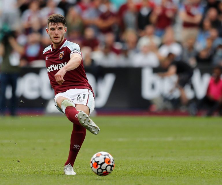 28th August 2021; City of London Stadium, London, England; EPL Premier League football, West Ham versus Crystal Palace; Declan Rice of West Ham United passing the ball into midfield