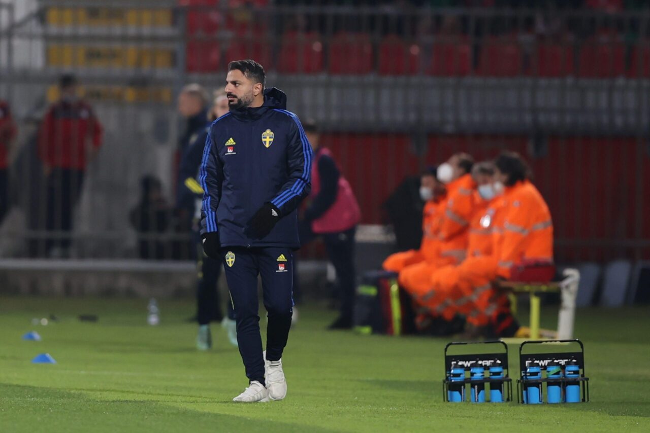 Poya Asbaghi är klar för Barnsley