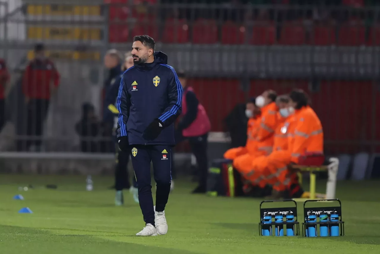 Poya Asbaghi är klar för Barnsley