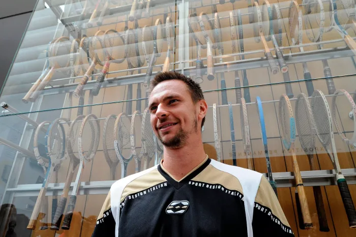 Sweden's Robin Soderling visits Roland Garros' museum during the French Tennis Open in Paris, France on June 3, 2009. Photo by Henri Szwarc/ABACAPRESS.COM Sverige är klara för kvartsfinal i Davis Cup