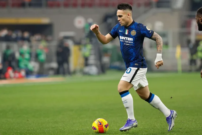 Milano, Italy. 7th Nov, 2021. Italy, Milan, nov 7 2021 2021: Lautaro Martinez (Inter striker) takes the ball in front court in the first half during football match AC MILAN vs FC INTER, Serie A 2021-2022 day12, San Siro stadium (Credit Image: © Fabrizio A Inter Torino speltips stream