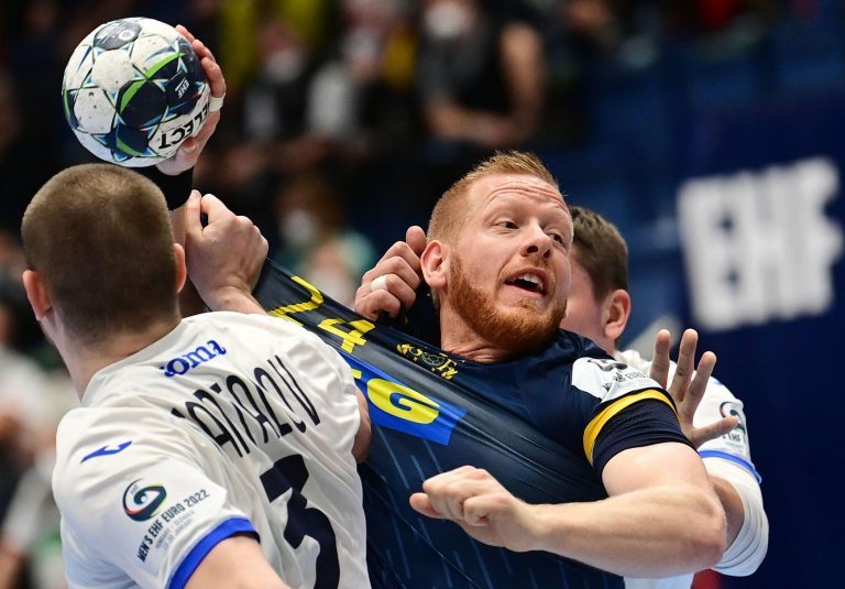 Bratislava, Slovakia. 20th Jan, 2022. Handball, European Championship, Main Round, Group 2, Matchday 1, Russia - Sweden: Russia's Dmitrii Santalov (l-r) in action with Sweden's Kim Gottfridsson and Russia's Pavel Andreev. Credit: Marijan Murat/dpa/Alamy L Bratislava, Slovakia. 20th Jan, 2022. Handball, European Championship, Main Round, Group 2, Matchday 1, Russia - Sweden: Russia's Dmitrii Santalov (l-r) in action with Sweden's Kim Gottfridsson and Russia's Pavel Andreev. Credit: Marijan Murat/dpa/Alamy L