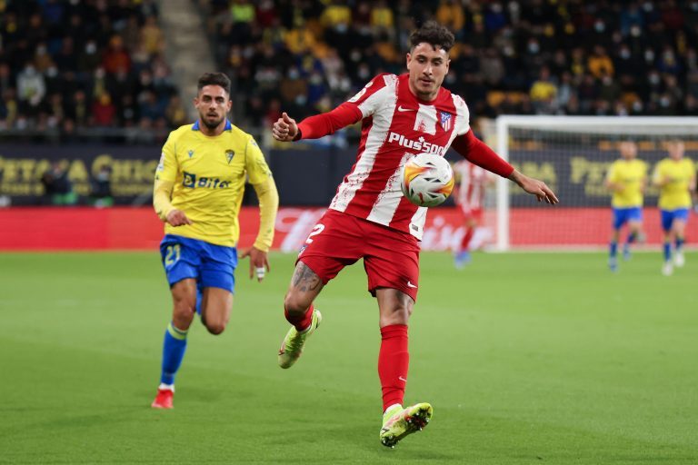 Jose Maria Gimenez of Atletico de Madrid control the ball during the La Liga Santader match between Cadiz CF and tletico de Madrid at Nuevo Mirandilla in Cadiz, Spain, on November 28, 2021. (Credit: Jose Luis Contreras) Jose Maria Gimenez of Atletico de Madrid control the ball during the La Liga Santader match between Cadiz CF and tletico de Madrid at Nuevo Mirandilla in Cadiz, Spain, on November 28, 2021. (Credit: Jose Luis Contreras)
