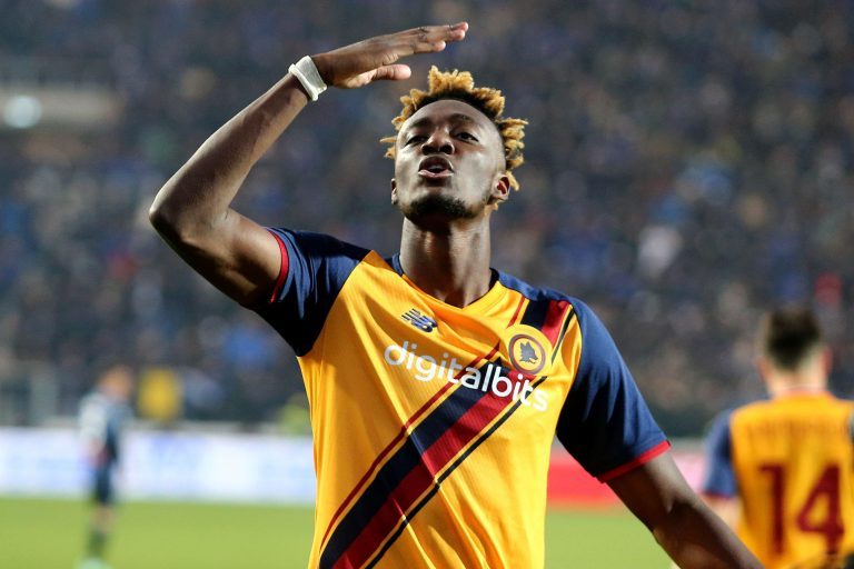 Bergamo, Italy. 18th Dec, 2021. Tammy Abraham of As Roma celebrates after scoring his team's fourth goal the Serie A match between Atalanta Bc and As Roma at Gewiss Stadium on December 18, 2021 in Bergamo, Italy. Credit: Marco Canoniero/Alamy Live News Bergamo, Italy. 18th Dec, 2021. Tammy Abraham of As Roma celebrates after scoring his team's fourth goal the Serie A match between Atalanta Bc and As Roma at Gewiss Stadium on December 18, 2021 in Bergamo, Italy. Credit: Marco Canoniero/Alamy Live News