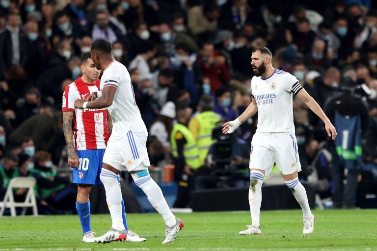 Madrid, Spanien. 12th Dec, 2021. Madrid, Spain; 12.12.2021.- Real Madrid vs Atletico de Madrid Football Soccer to La Liga Spain match 17 2021-2022 held at Santiago Bernabeu, Madrid. Real Madrid player Karim Benzema (R) score goal. Credit: Juan Carlos Roja Madrid, Spanien. 12th Dec, 2021. Madrid, Spain; 12.12.2021.- Real Madrid vs Atletico de Madrid Football Soccer to La Liga Spain match 17 2021-2022 held at Santiago Bernabeu, Madrid. Real Madrid player Karim Benzema (R) score goal. Credit: Juan Carlos Roja