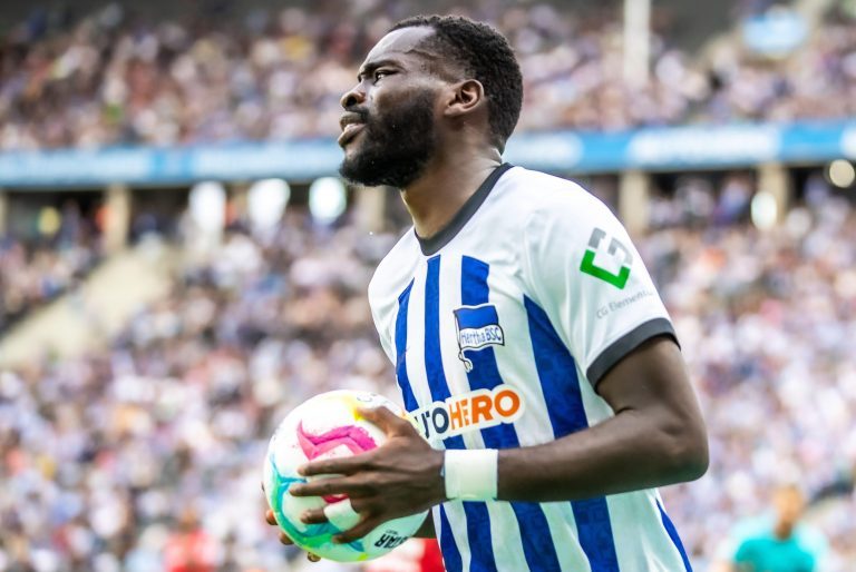 10 September 2022, Berlin: Soccer: Bundesliga, Hertha BSC - Bayer Leverkusen, Matchday 6, Olympiastadion. Wilfried Kanga of Hertha BSC holds a ball in his hand. Photo: Andreas Gora/dpa 10 September 2022, Berlin: Soccer: Bundesliga, Hertha BSC - Bayer Leverkusen, Matchday 6, Olympiastadion. Wilfried Kanga of Hertha BSC holds a ball in his hand. Photo: Andreas Gora/dpa