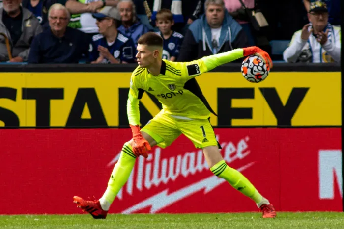 Burnley, UK. 29th Aug, 2021. Leeds United goalkeeper Illan Meslier rolls the ball out. Premier League match, Burnley v Leeds Utd at Turf Moor in Burnley, Lancs on Sunday 29th August 2021. this image may only be used for Editorial purposes. Editorial use o Leeds – Wolverhampton, 23/10: Speltips & stream
