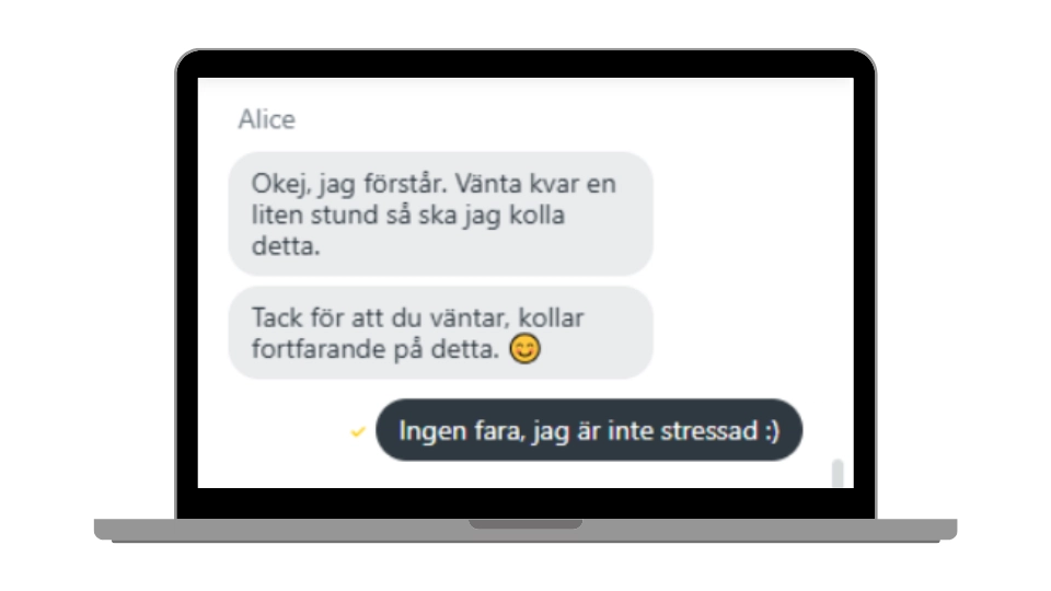 En laptop som visar en livechatt-konversation på svenska mellan en kundtjänstmedarbetare och kund.