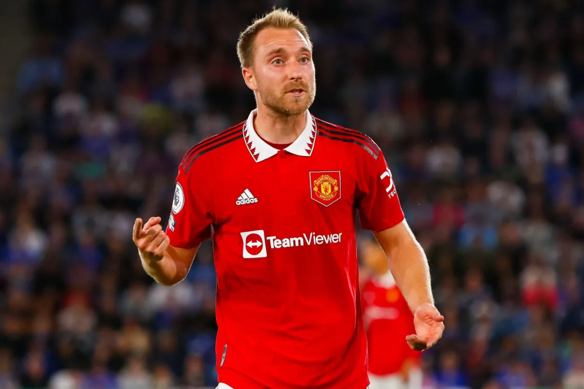 1st September 2022; The King Power Stadium, Leicester, Leicestershire, England; Premier League Football, Leicester City versus Manchester United; Christian Eriksen of Manchester United complains to the assistant referee about a contentious decision again eriksen manchester united