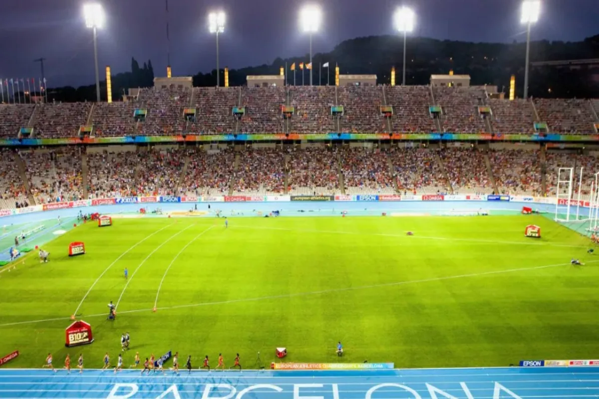 Vy över Estadi Olímpic Lluís Companys i Barcelona under en friidrottstävling.