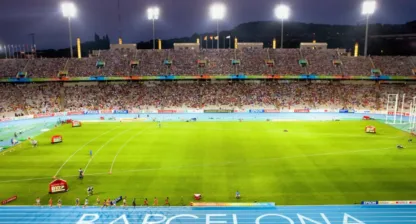 Vy över Estadi Olímpic Lluís Companys i Barcelona under en friidrottstävling.
