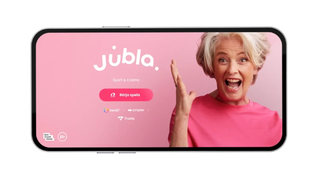 Jubla casino på mobil med rosa bakgrund, en glad kvinna och knappen 'Börja spela'.