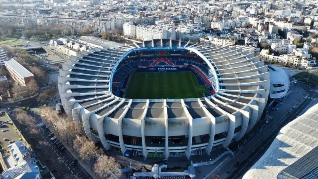 Flygfoto över stadion Parc des Princes i Paris med dess ikoniska betongstruktur.