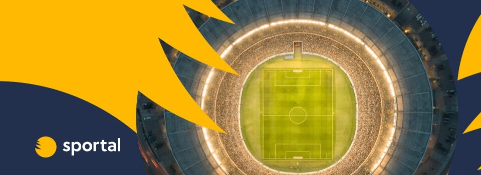 Flygfoto över en upplyst fotbollsarena med Sportals logotyp.