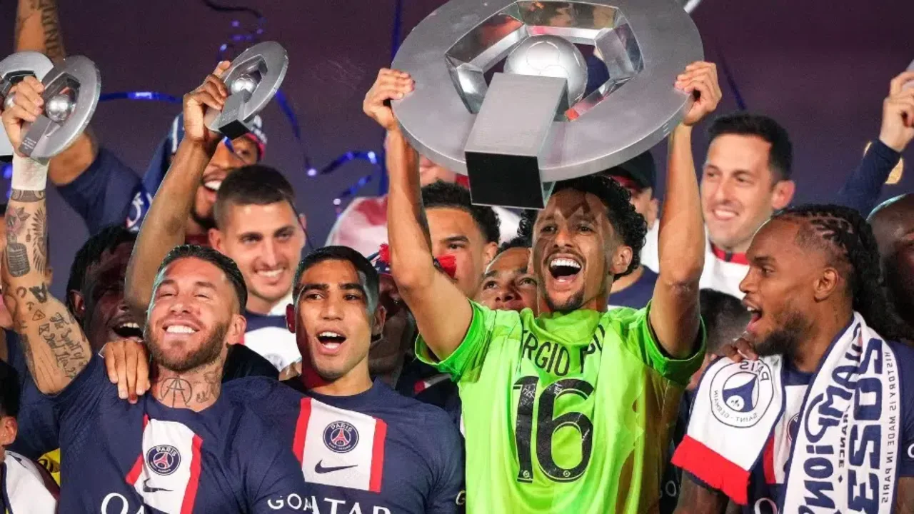 Paris Saint-Germain spelare lyfter Ligue 1 trofen